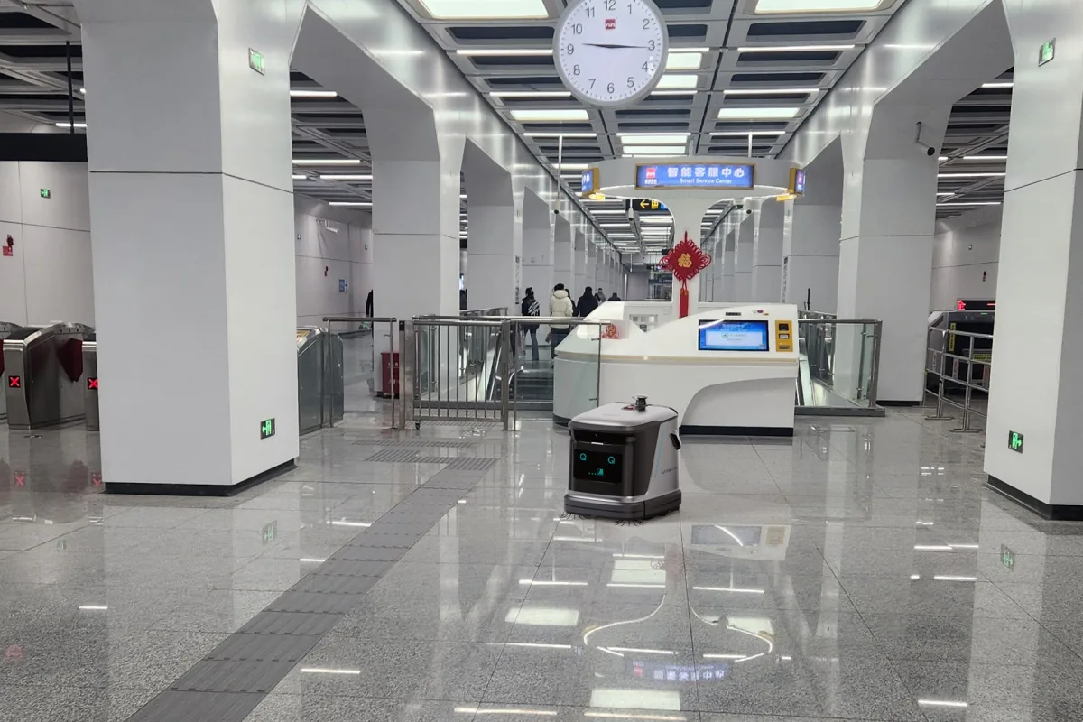 Robot laveur OmniBot Q3-G en station
